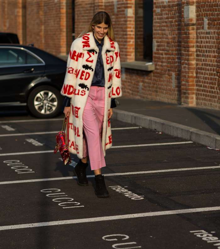 معطف الفرو المطبع بالكتابات بالقصة الطويلة والفضفاضة من شوارع ميلانو في اسبوع الموضة لشتاء 2018