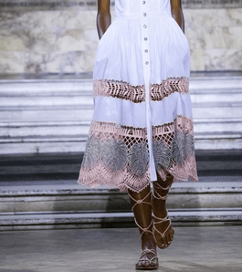 موضة الفساتين بالرباط العريض وقصة حمالة الصدر من تمبرلي لندن لصيف 2016