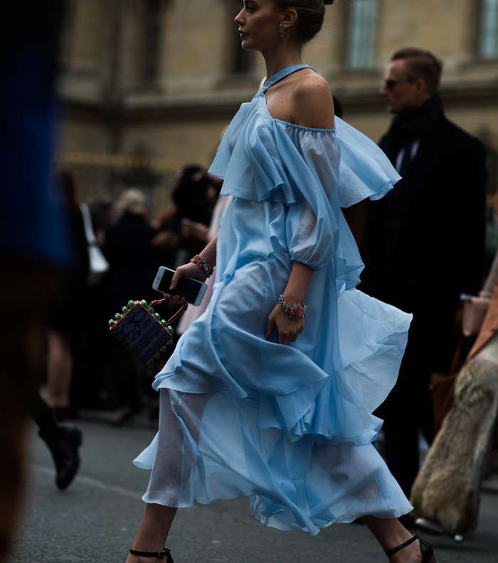 موضة فستان الـ Off Shoulders في شوارع باريس في اليوم الثالث من أسبوع الموضة