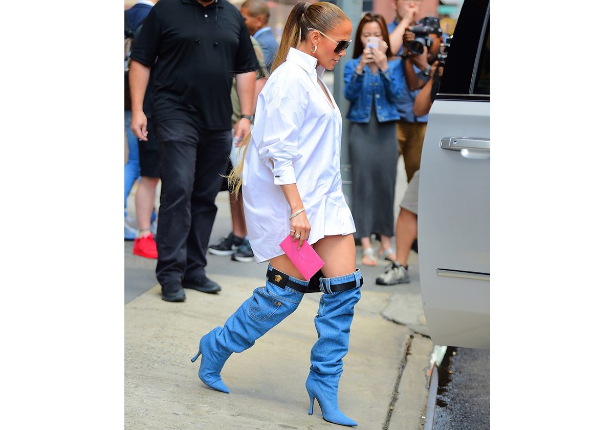 جنيفر لوبيز بحذاء طويل الساق من الدنيم من فيرساتشي