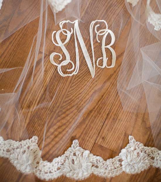 تطريزات للأحرف الأولى من أسماء العروسين على طرحة الزفاف 