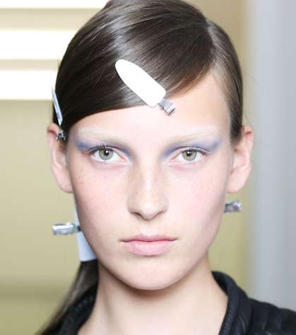 ظلال  عشوائيّة على الجفون مع Prada