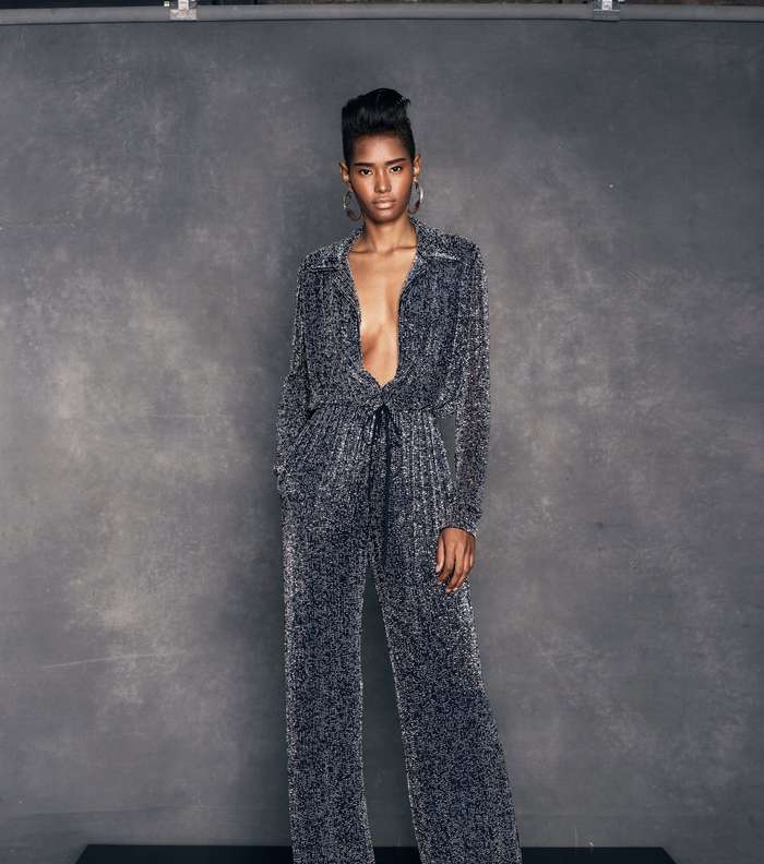 جمبسوت الترتر بقصة منخفضة على الصدر مع ياقة كلاسيكية وسروال واسع من نعيم خان