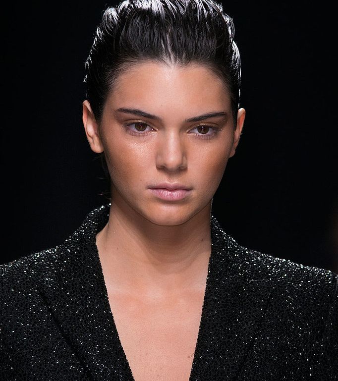 البشرة البرونزية مع Balmain