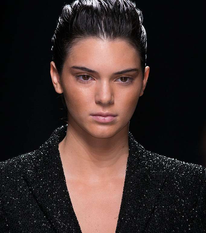 البشرة البرونزية مع Balmain