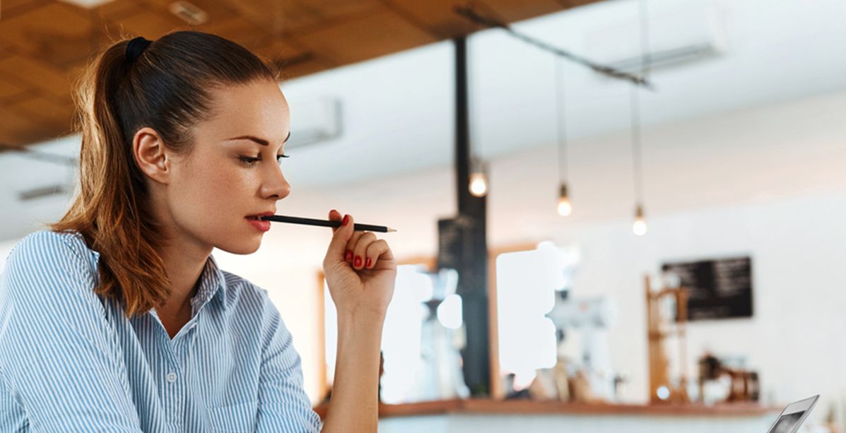 بهذه الحيلة تدفعين من يعجبك الى المبادرة للتحدث إليك.. فما هي؟