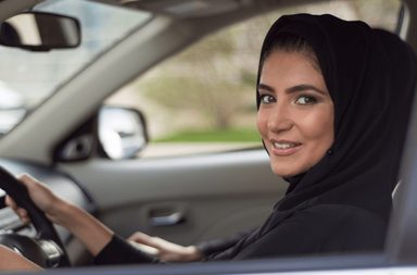 ابرز شروط قيادة المرأة للسيارة في السعودية