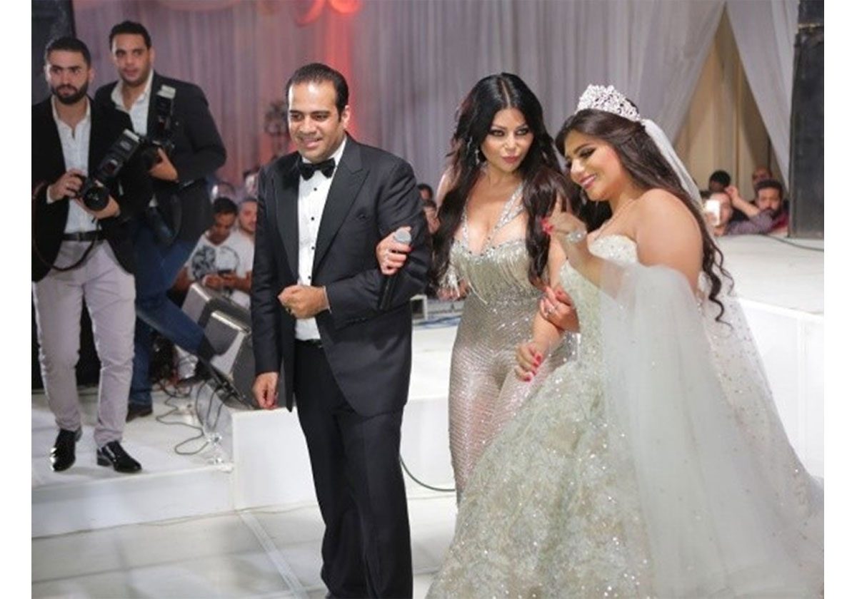 هيفاء وهبي تخطف الانظار من العروس يوم زفافها: شاهدي ماذا فعلت!