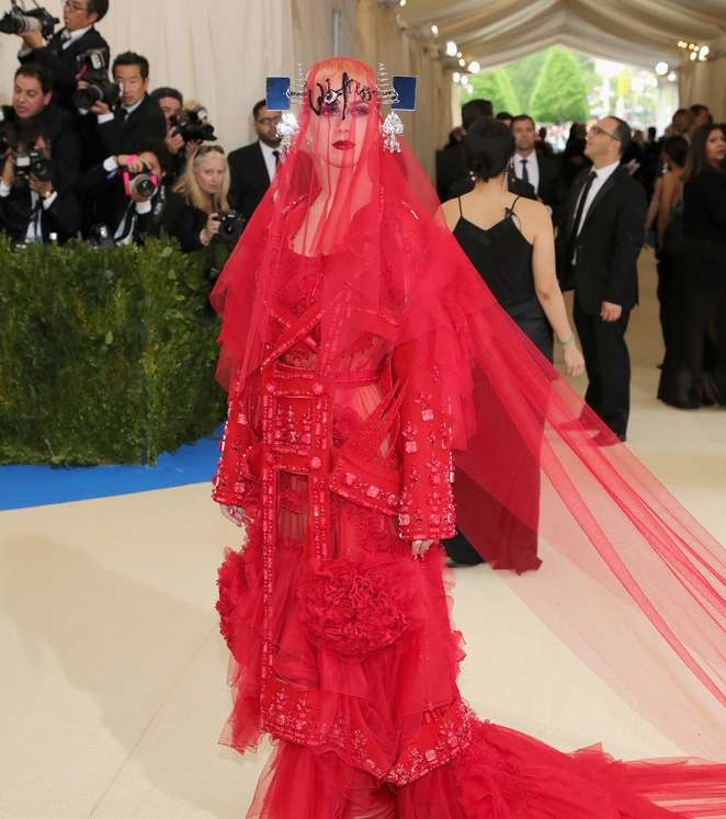 كايتي بيري بفستان من Maison Margiela في حفل الميت غالا 2017