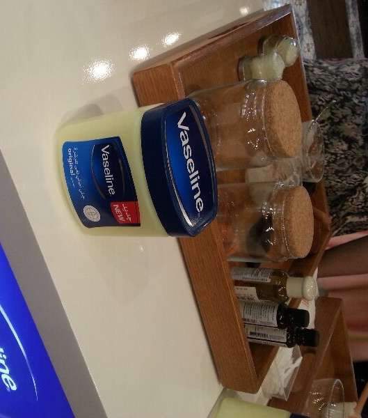 ابتكار غلوس على طريقة هدى قطان بمساعدة فازلين