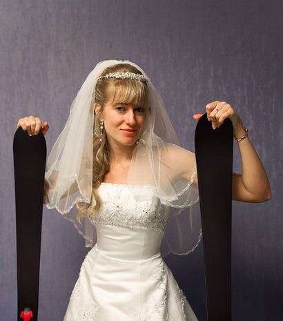 أحرق صور زوجته في فستان الزفاف بعد خيانتها