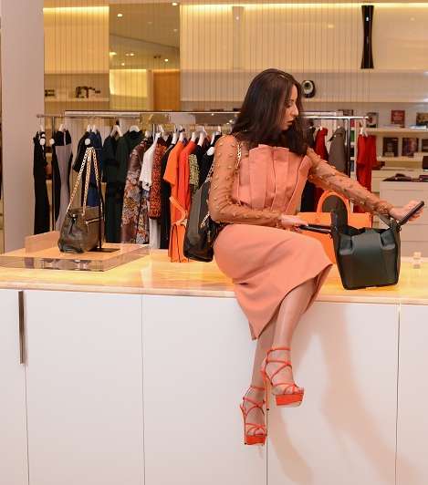 فستان من مادية الشارقي وحذاء من شارلوت أوليمبيا