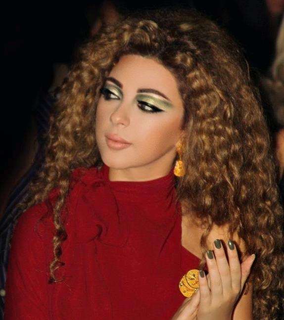 ميريام فارس تنسّق الأصفر والأخضر لمكياج عينيها
