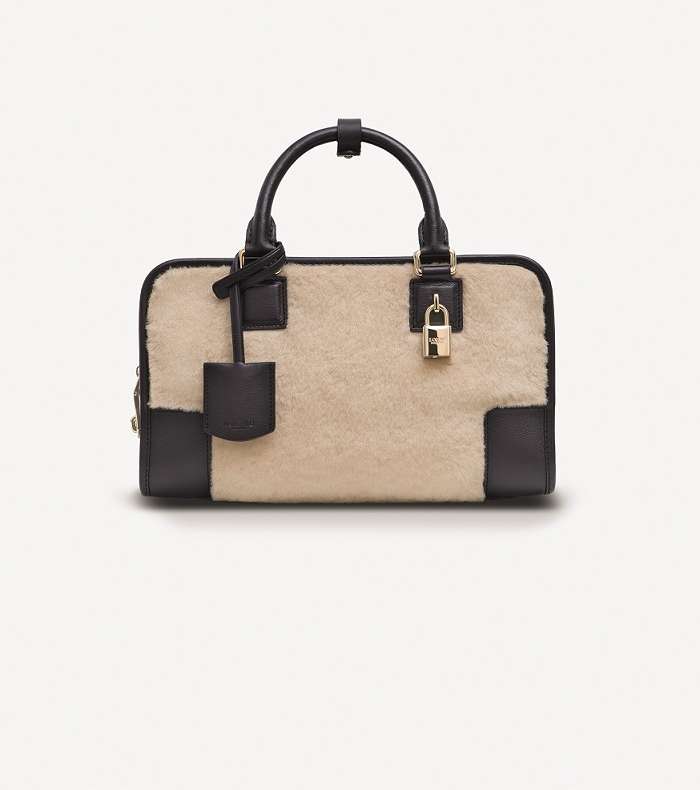 دار Loewe تطلق حقيبة Monochrome الجديدة