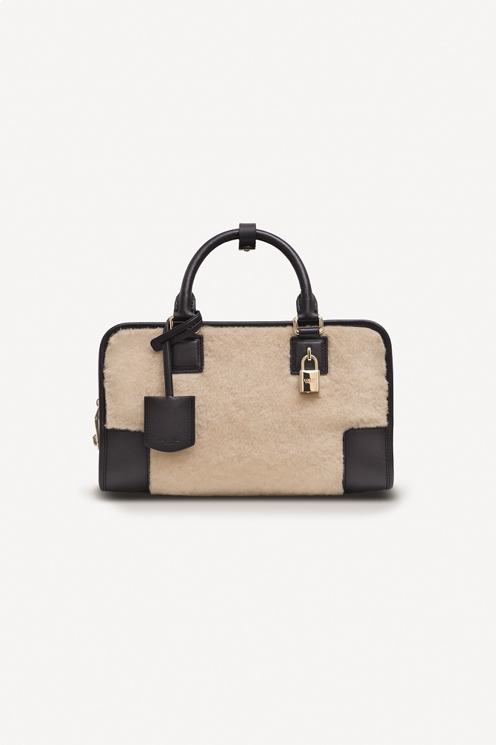 دار Loewe تطلق حقيبة Monochrome الجديدة