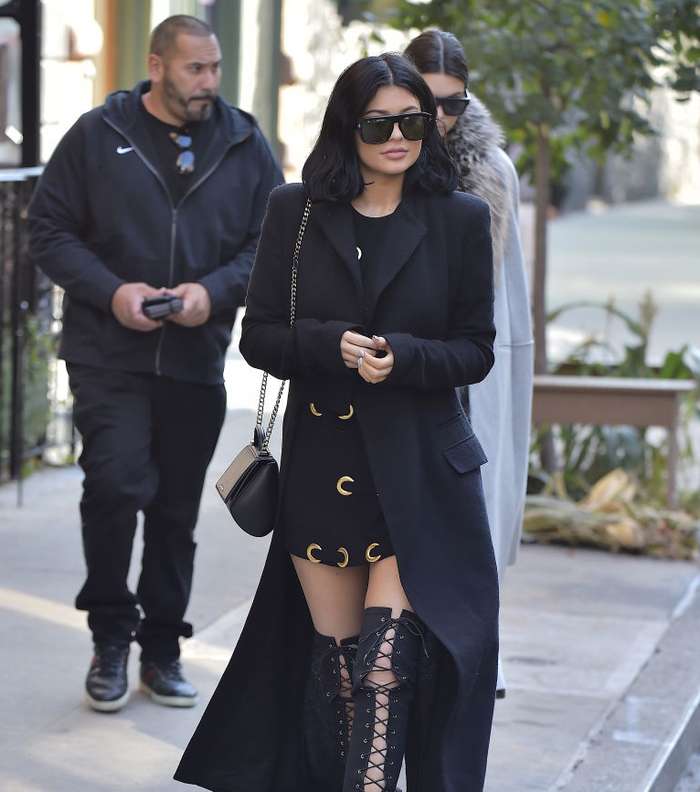 لا ترتدي المعطف مع الشورت أو في موسم الصيف في عام 2016