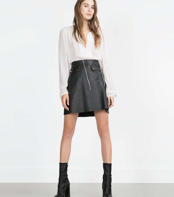 ارتدي قميص التول الناعم مع التنورة بقصة الـ A Line بطريقة تضعينه تحتها