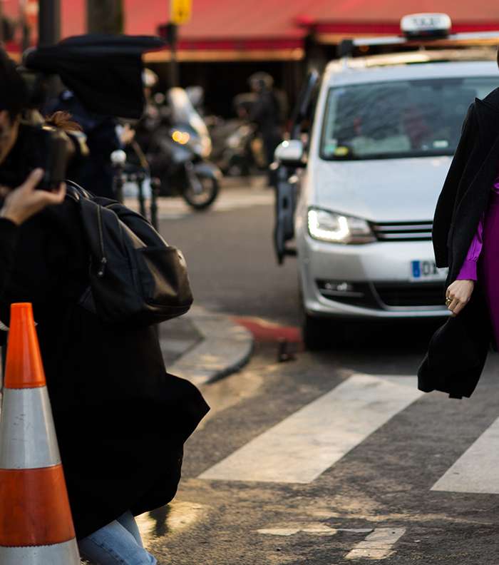 تعرفي على اخر صيحات الموضة من شوارع باريس في اليوم الثالث من اسبوع الموضة