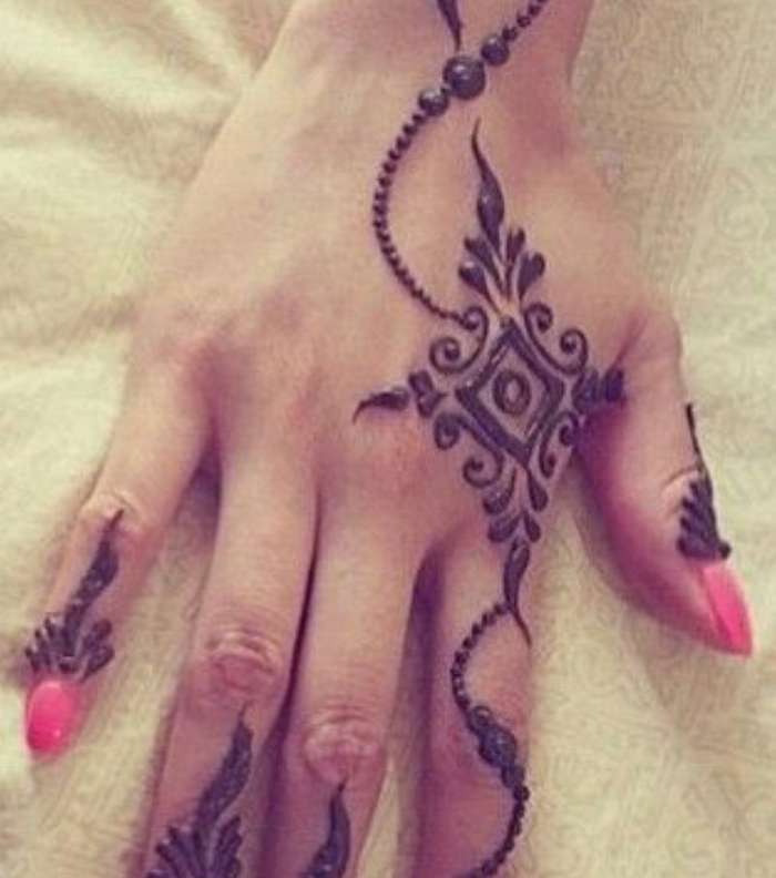 إليك نقش اصابع لحناء ناعم ومميز