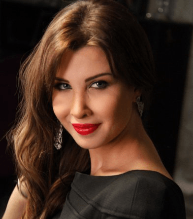 الشفاه الحمراء مع نانسي في إحدى الكليبات 