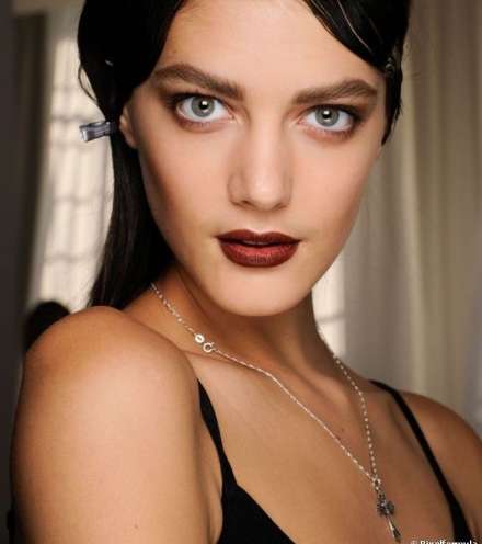 الحواجب الكثيفة ...صيحة صارت هويّة وبصمة جمال! 