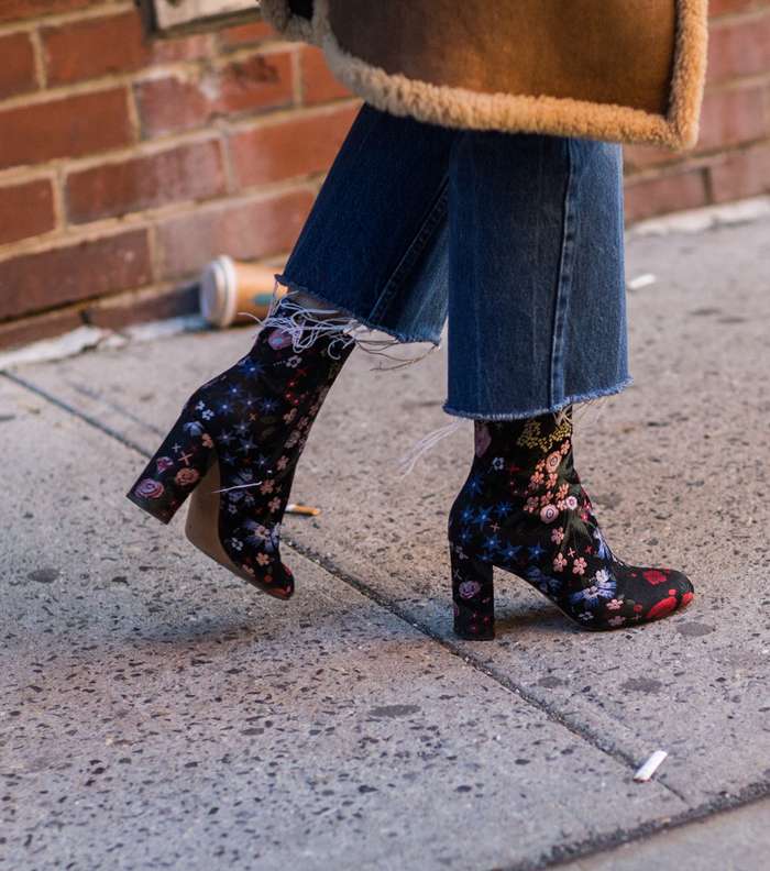 موضة جينز الـ Flare مع حذاء الكاحل المطبع من شوارع نيويورك