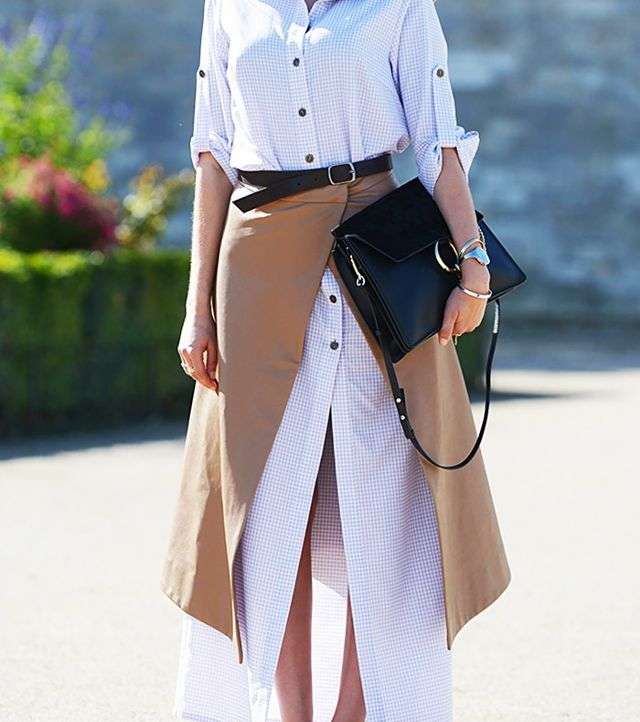 ضعي القميص تجت التنورة بالشق العالي او المزينة بالازرار لا سيما اذا كان القميص بقصة فضفاضة