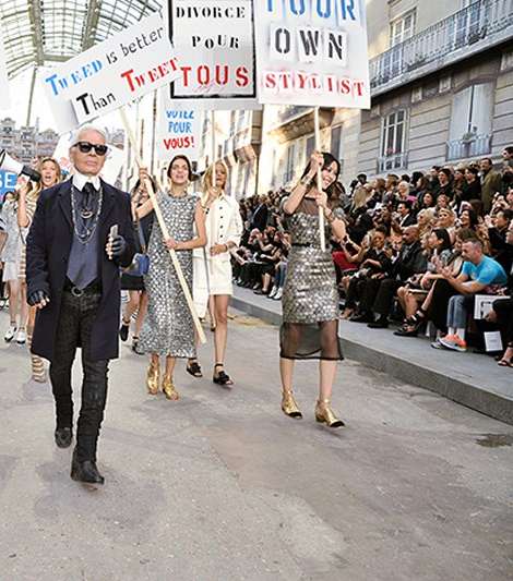 من ابرز اسماء مصممي الازياء بحثا على الانترنت، كارل لاغرفلد