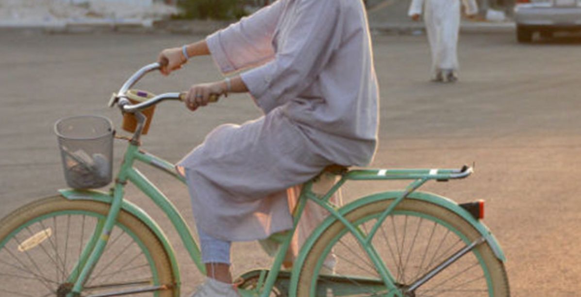 سعوديات يتبنين التغيير بركوب دراجات هوائية في جدة