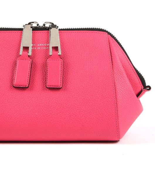 حقيبة يد صغيرة باللّون الزهري الزاهي من Marc Jacobs