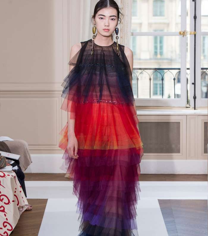 فستان التول بالطبقات والالوان المموجة من شياباريلي لشتاء 2018