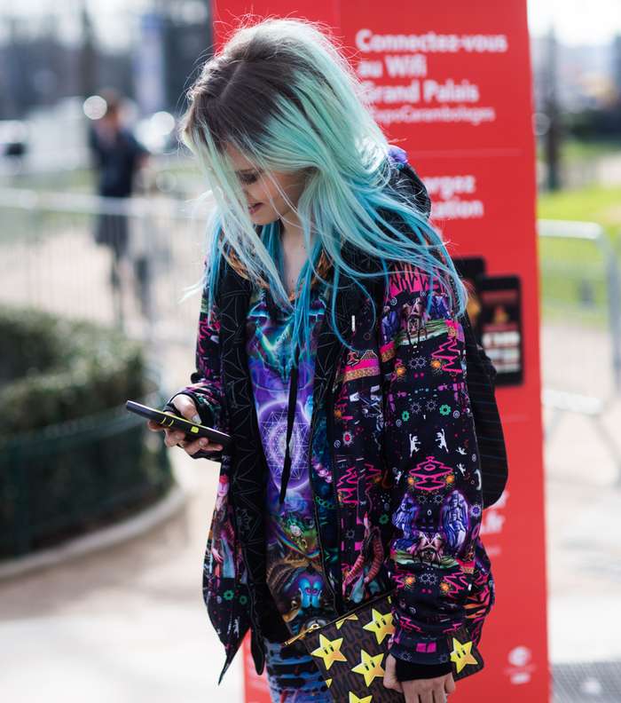 موضة المعطف المطبع بالأشكال والألوان في شوارع باريس في اليوم السابع من أسبوع الموضة