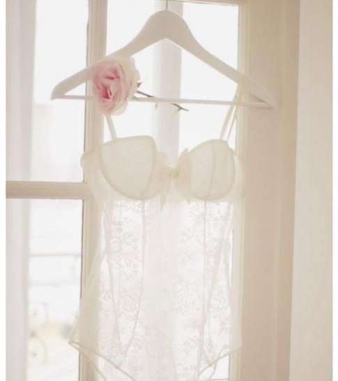 اللانجري الشبيه بالمايوه بالقماش الأبيض الشفاف ذات النقشات الناعمة والأنثويّة 