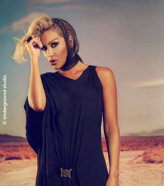 من إطلالات مايا دياب المميّزة في سنة 2013، إطلالتها بالفستان الأسود الماكسي والشال على شعرها