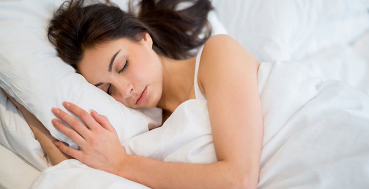 احذري هذه الوضعيات في النوم فهي تسبب ترهل الثدي!