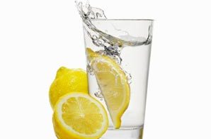 عصير الليمون والماء معاً: مشروب النجمات الأول!