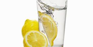 عصير الليمون والماء معاً: مشروب النجمات الأول!