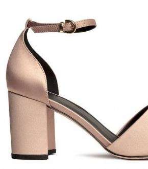 استبدلي الاحذية المسطحة والرياضية باحذية بكعب عريض في عمر الثلاثين