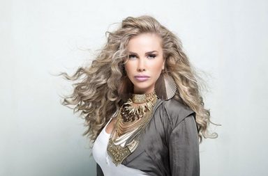 نيكول سابا تستوحي إطلالتها من نادين نجيم وتعتمد قصة قصيرة ولوناً داكناً