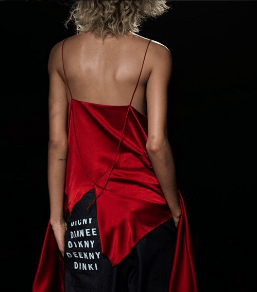 من اكثر الصور المتداولة خلال عرض DKNY لشتاء 2017، صور الازياء المطبعة بالعبارات