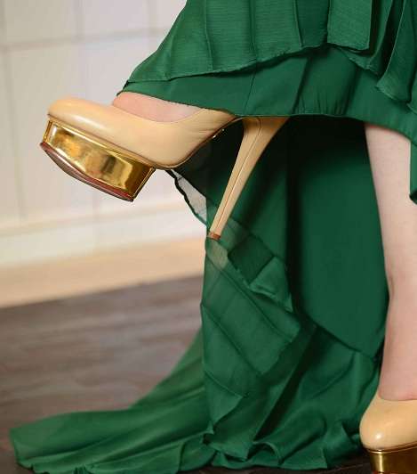 تنورة مثنية ماركة بول آند جو وحذاء Nude ماركة شارلوت أوليمبيا من Boutique 1