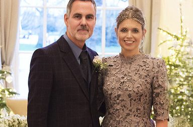 جيني بيكهام في فستان زفاف رمادي اللون