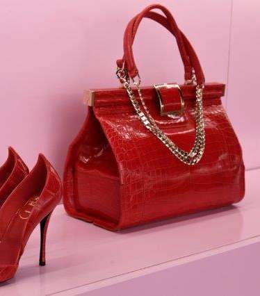 الحذاء الاحمر الكلاسيكي المروس من الامام مع الحقيبة الحمراء الجلدية الكلاسيكية من Roger Vivier لشتاء 2018