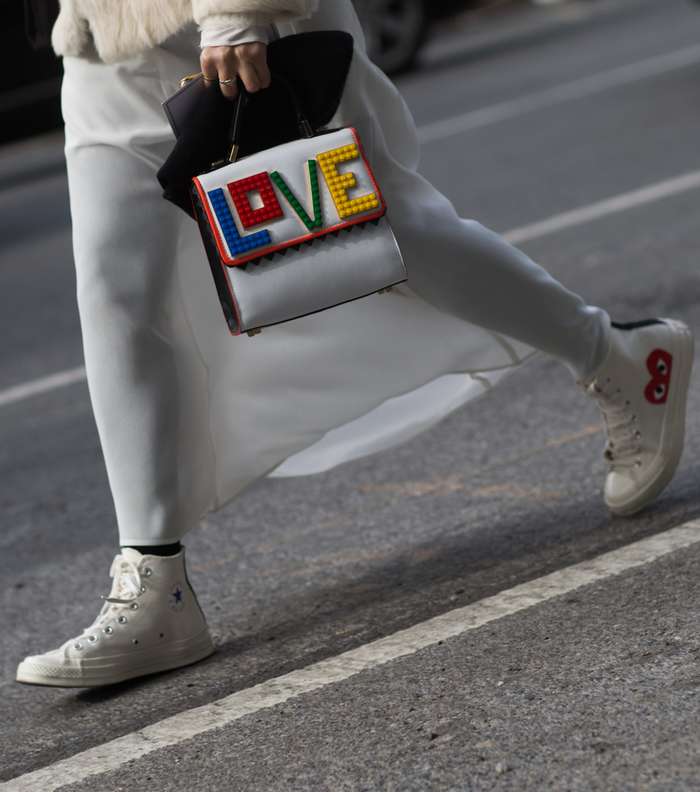 حقيبة مميّزة عليها كلمة الحب