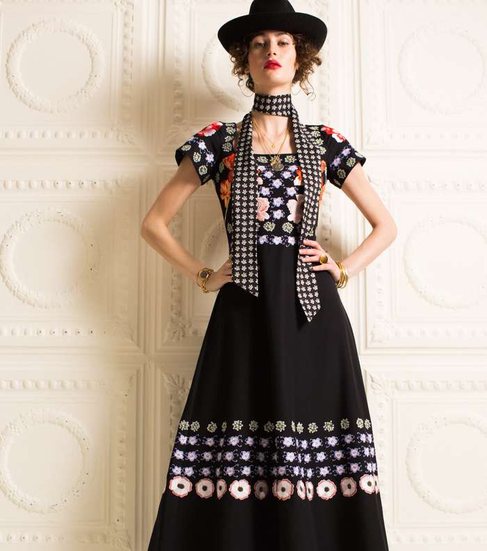 موضة الفستان المطبع مع الشال الرفيع والطويل من تمبرلي لندن