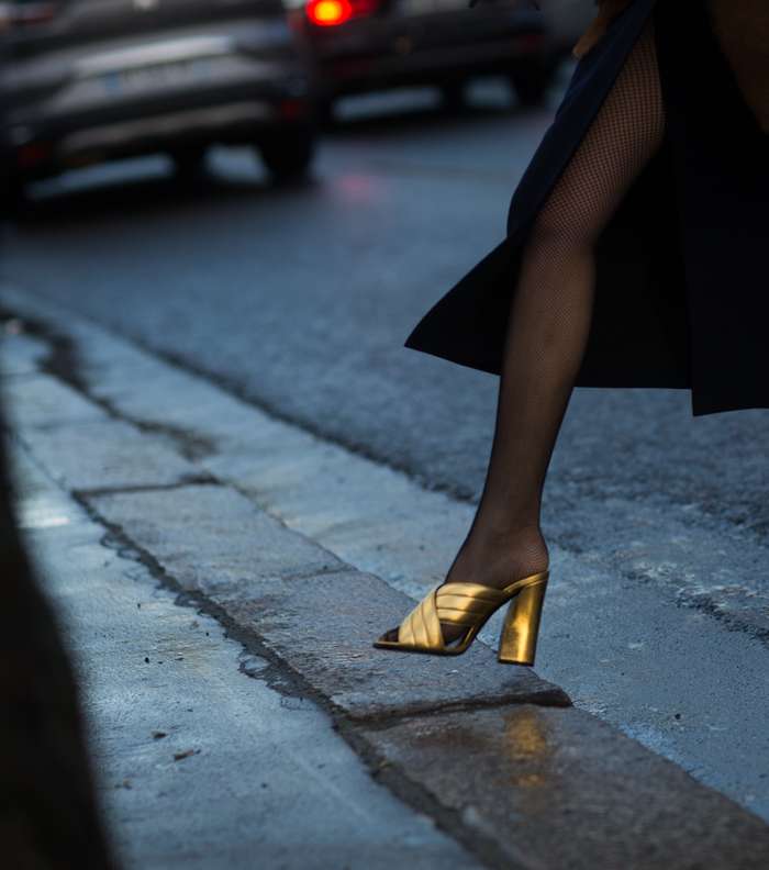 موضة حذاء المول الميتاليكي مع الجوارب الداكنة من اليوم الاول من اسبوع الموضة الباريسي