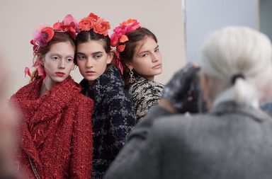 العارضات أمام عدسة كاميرا كارل لاغرفلد 