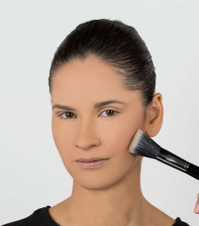 اختتام ماكياج البشرة مع البلاش 