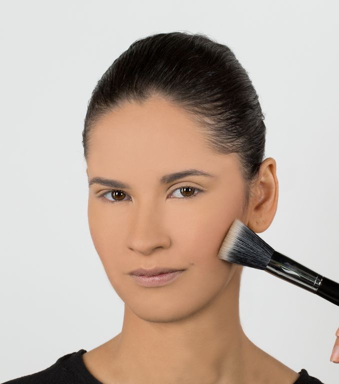 اختتام ماكياج البشرة مع البلاش