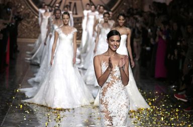 بالصور، مشاركة قويّة لأيرينا شايك في أحدث عروض Pronovias